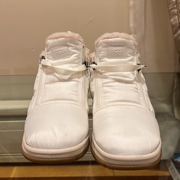 Uggs size 7 white color I wore it once. No stains. Perfect condition. - Picture 4 of 9